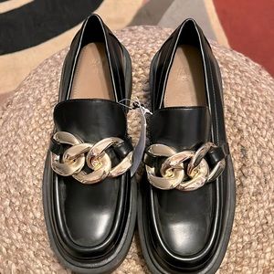 NWT Hm chain detail chunky loafer. size 7 but fit a little bigger.